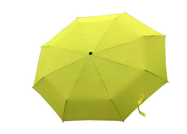 O guarda-chuva de dobramento do auto amarelo das senhoras, dobra o fim aberto do manual ausente do guarda-chuva